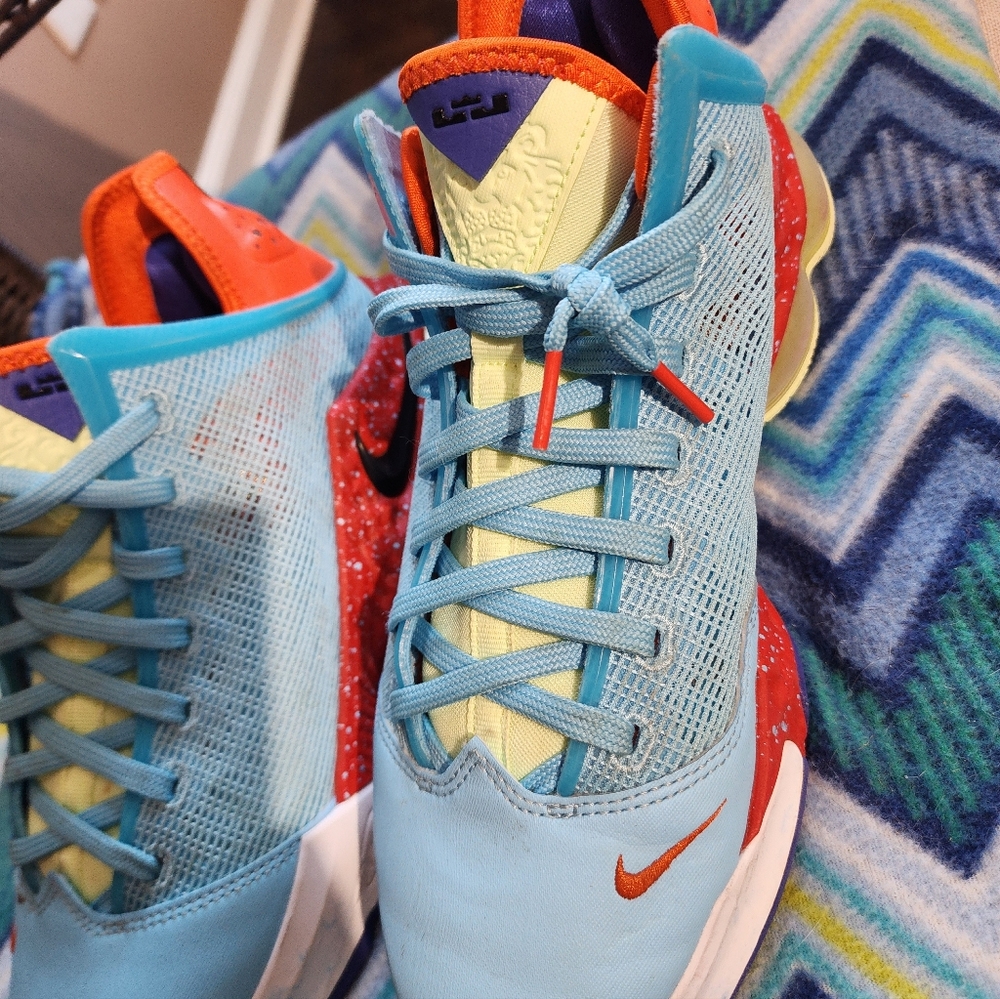 Nike Mens Blue and Orange Sneakers. Very Clean, In Excellent Condition